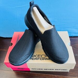 New With Box Skechers Women's GOwalk Joy Casual Walking Sneakers Shoes Size 7.